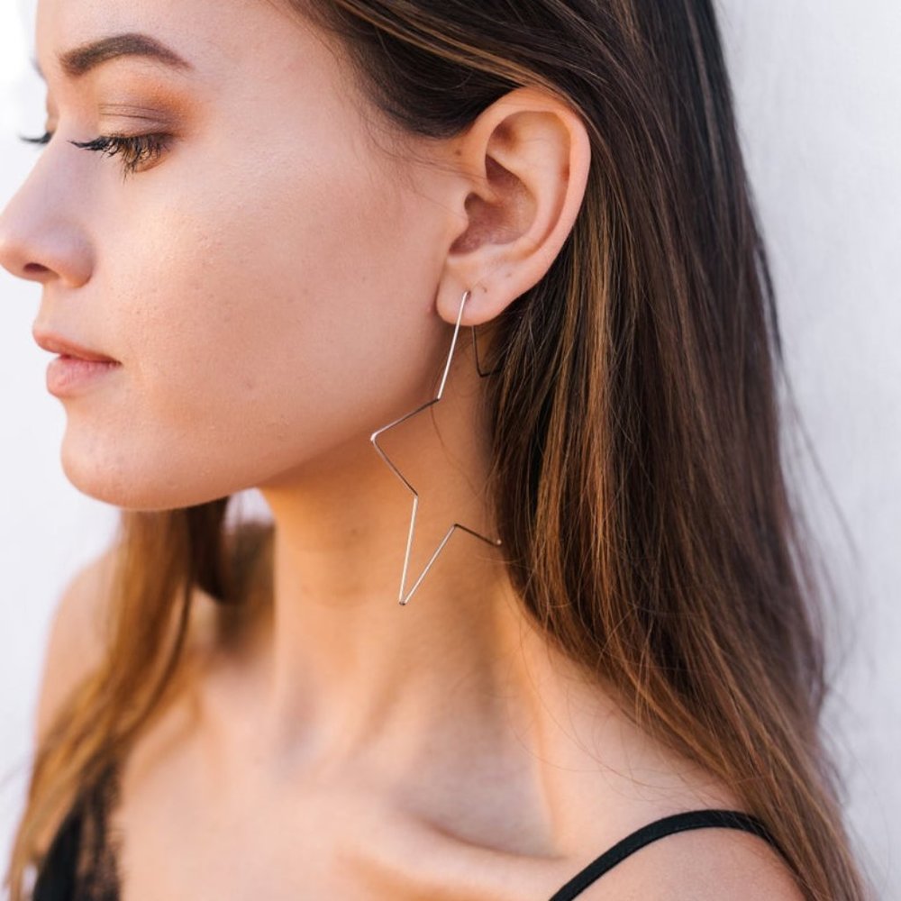 “Movie Star” Large Hoop Simple Geometric Earrings - Picture 5 of 9